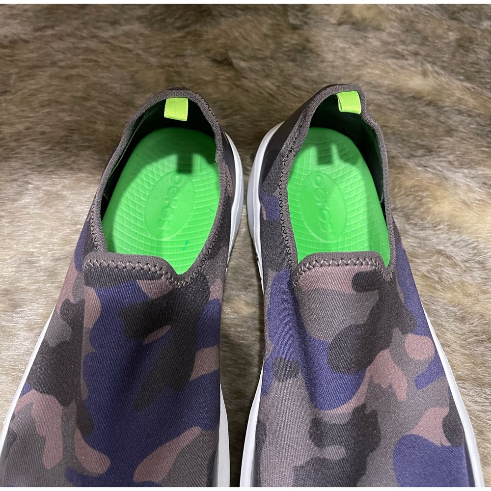 OOFOS OOmg eeZee Camo Slip-On Sneaker In Purple Camo - Picture 4 of 7